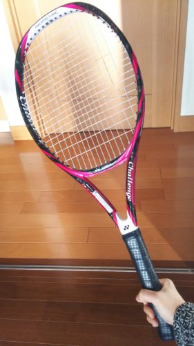 ヨネックスのテニスラケットはスイートスポットが広く、安定感があります。