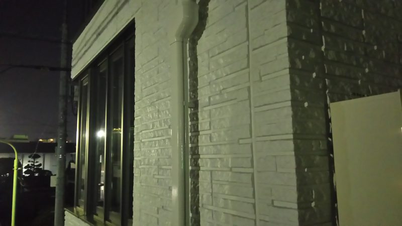 白の外壁は、街灯の光をよく反射してくれます。